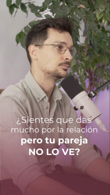 ¿Tienes la sensación de que das mucho por la relación, pero tu pareja no lo ve? Cada persona ha aprendido una fórmula para demostrar y recibir amor. Esta fórmula puede coincidir con la tuya o puede que no. Si no coincide, la clave no es hacer más sino hacerlo distinto. Tratar de demostrar el afecto y el cariño como el otro es capaz de recibirlo.#ConexoSexualidadyPareja #TerapiaDePareja #RelacionesSanas #BienestarEnPareja