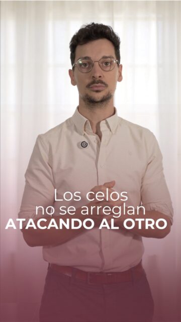 Los celos no se arreglan con interrogatorios ni escenas de películas, se arreglan hablando de lo que uno siente sin señalar con el dedo el error.Utiliza estas 3 estrategias para conseguir el objetivo deseado:
- Usa frases con ‘’yo’’ en lugar de tú’’
- Elige bien el momento de abrir el tema.
- Escucha sin preparar el contraataque.#ConexoSexualidadyPareja #TerapiaDePareja #RelacionesSanas #BienestarEnPareja