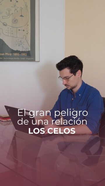 Los celos no nacen de lo que tu pareja hace, sino de lo que tú temes perder.He visto a personas revisar móviles, interrogar, controlar… no por maldad, sino por miedo. Miedo a no ser suficientes, a perder importancia, a no ser elegidos.Pero el problema de los celos es que cuanto más intentas controlarlos, más te controlan ellos a ti.Si quieres empezar a manejarlos, empieza aquí:🔹 1. Deja de justificarte. “Soy así porque te quiero” no es amor, es dependencia.
🔹 2. Observa tu miedo. Los celos casi siempre hablan de inseguridad, no de traición.
🔹 3. Aprende a confiar sin pruebas. Si necesitas demostrarlo todo, no hay confianza, hay vigilancia.”