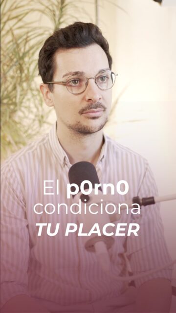 ¿Utilizar p0rn0 para conectar con el placer personal? Ojo, esta práctica puede condicionar tu disfrute.
Cuando visualizamos p0rn0, al igual que cualquier película, todo fluye y esperas que cuando tú eres el protagonista, las cosas salgan igual. Pero, a veces, esto no ocurre y ahí empiezas a dudar de ti convirtiendo el espacio de intimidad en un examen que uno siempre quiere “aprobar con nota”.#ConexoSexualidadyPareja#TerapiaDePareja#Relaciones Sanas#BienestarEnPareja
